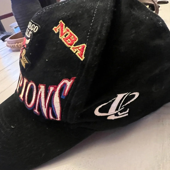 Vintage 1997 NBA Champions Chicago Bulls Hat - Picture 3 of 5